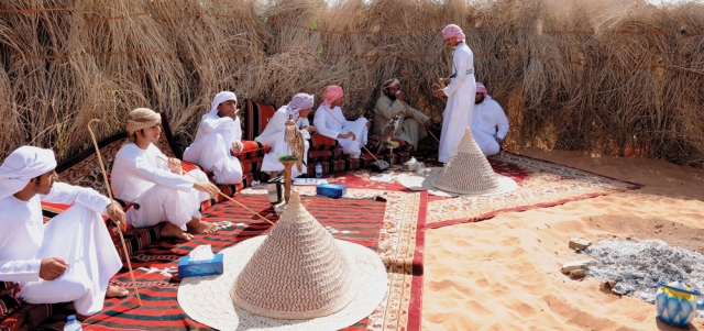 كل ما تحتاج معرفته عن التعارف في الإمارات: تصنيف وافي - كيفية تقدير العادات والتقاليد المحلية عند التعارف